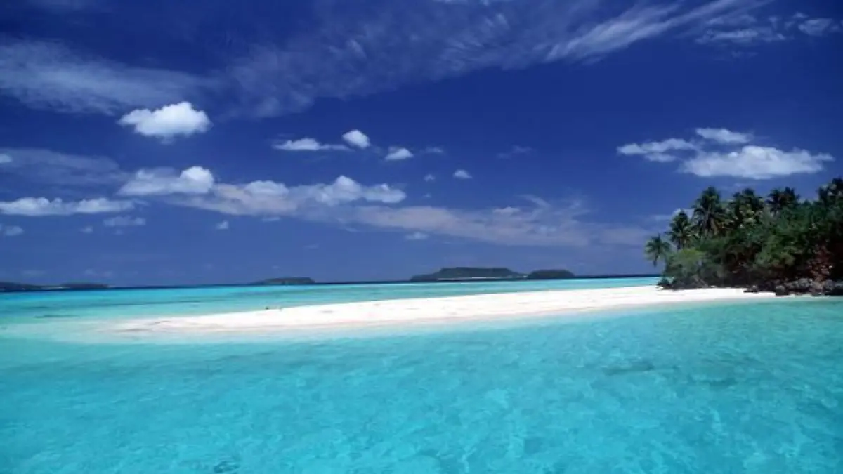 Das Archivbild aus dem Jahr 2002 zeigt einen Traumstrand auf der Inselgruppe VavaÂu, die zu den Tonga-Inseln gehört. Immer häufiger belohnen deutsche Unternehmer ihre verdienten Mitarbeiter statt mit Gehaltserhöhungen mit exklusiven Reisen. "Incentive" nennen Experten solche Anreize - altdeutsch heißt das Leistungsansporn. Zu dieser Form der Mitarbeiter-Motivation kann auch ein attraktives Kulturprogramm gehören, das alle Angestellten das ganze Jahr über nutzen können. dpa (zu dpa-Reportage "Kultur oder Cote d'Azur: Wie deutsche Firmen ihre Mitarbeiter bei Laune halten" am 19.08.2002)