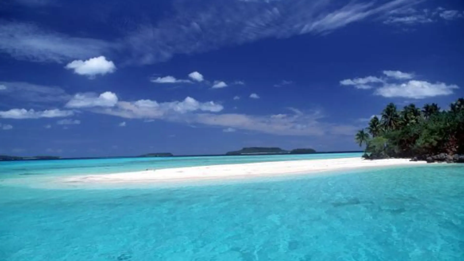 Das Archivbild aus dem Jahr 2002 zeigt einen Traumstrand auf der Inselgruppe VavaÂu, die zu den Tonga-Inseln gehört. Immer häufiger belohnen deutsche Unternehmer ihre verdienten Mitarbeiter statt mit Gehaltserhöhungen mit exklusiven Reisen. "Incentive" nennen Experten solche Anreize - altdeutsch heißt das Leistungsansporn. Zu dieser Form der Mitarbeiter-Motivation kann auch ein attraktives Kulturprogramm gehören, das alle Angestellten das ganze Jahr über nutzen können. dpa (zu dpa-Reportage "Kultur oder Cote d'Azur: Wie deutsche Firmen ihre Mitarbeiter bei Laune halten" am 19.08.2002)