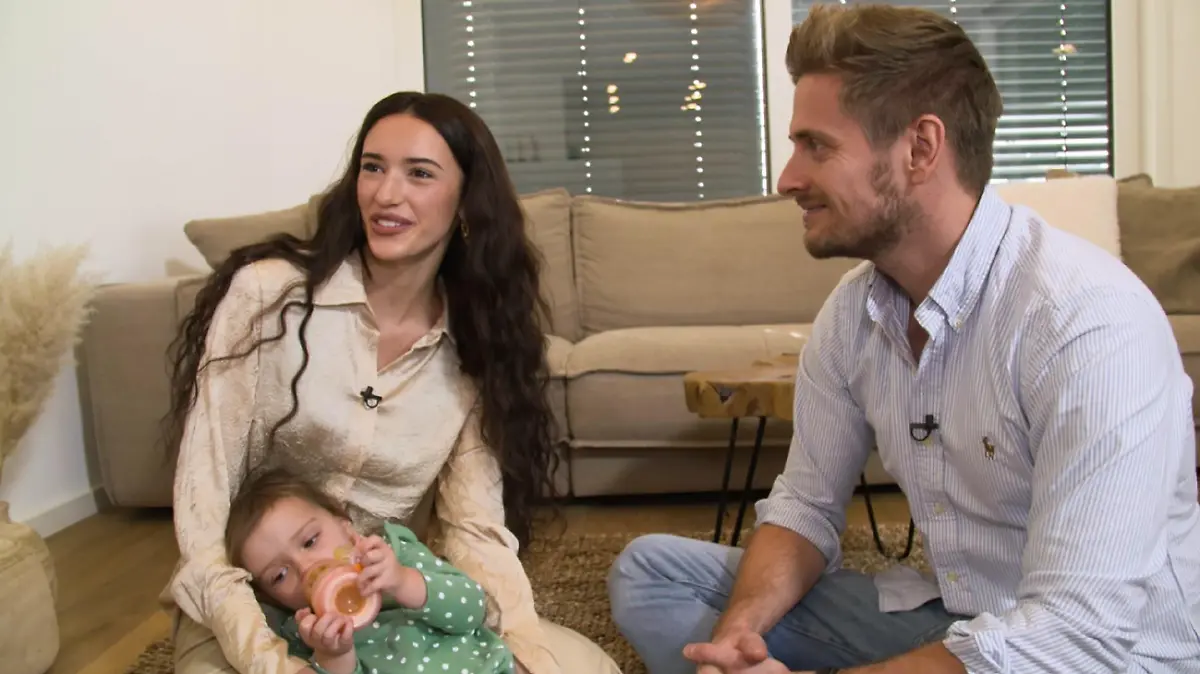 In diesem Special sind die Stars privat zu sehen: Hausbesuch bei den Schlönvoigts. Wie lebt der "GZSZ"-Star Jörn Schlönvoigt mit seiner Frau Hanna und Tochter Delia?
Die Verwendung des sendungsbezogenen Materials ist nur mit dem Hinweis und Verlinkung auf TVNOW gestattet.