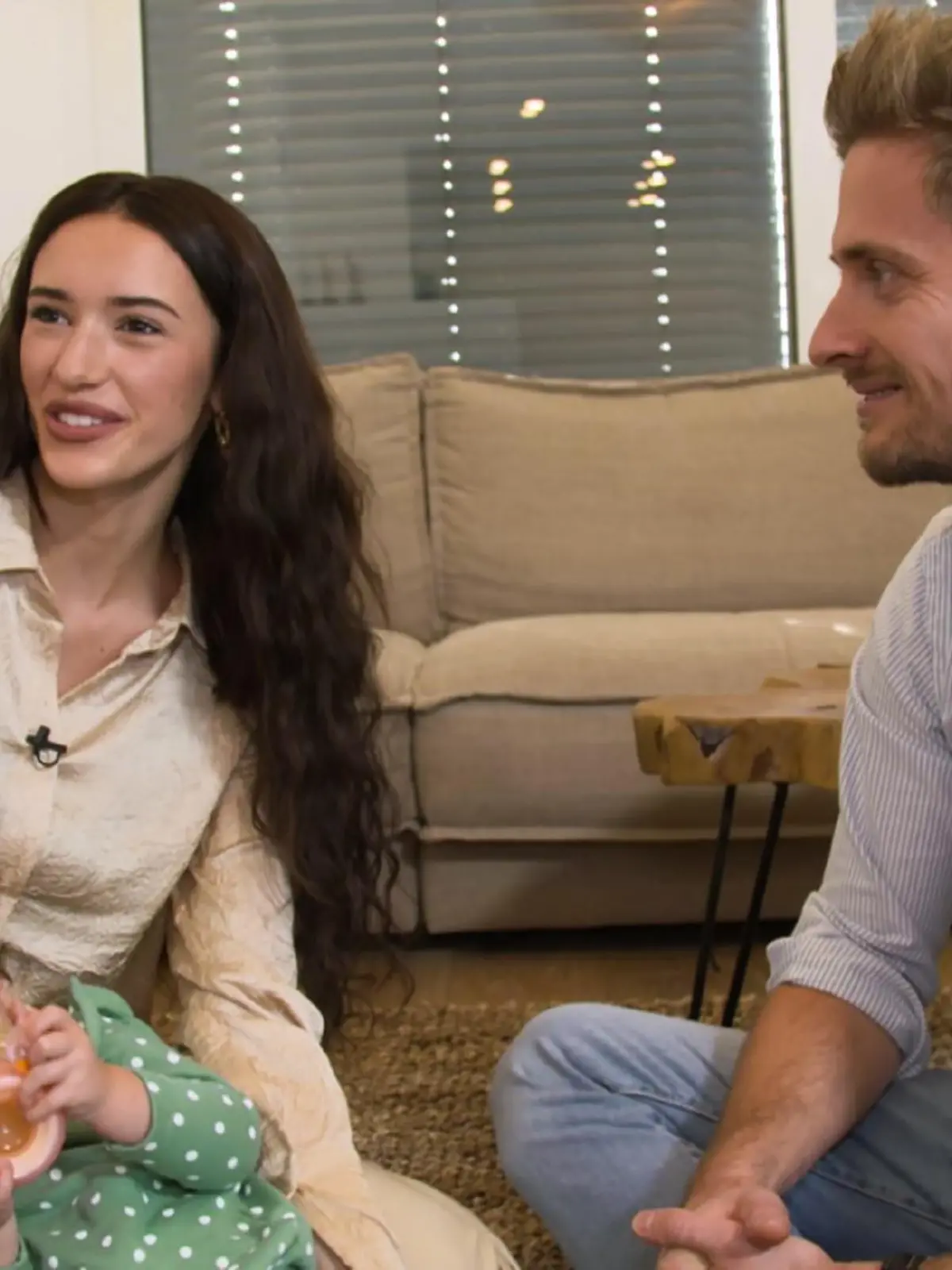 In diesem Special sind die Stars privat zu sehen: Hausbesuch bei den Schlönvoigts. Wie lebt der "GZSZ"-Star Jörn Schlönvoigt mit seiner Frau Hanna und Tochter Delia?

Die Verwendung des sendungsbezogenen Materials ist nur mit dem Hinweis und Verlinkung auf TVNOW gestattet.