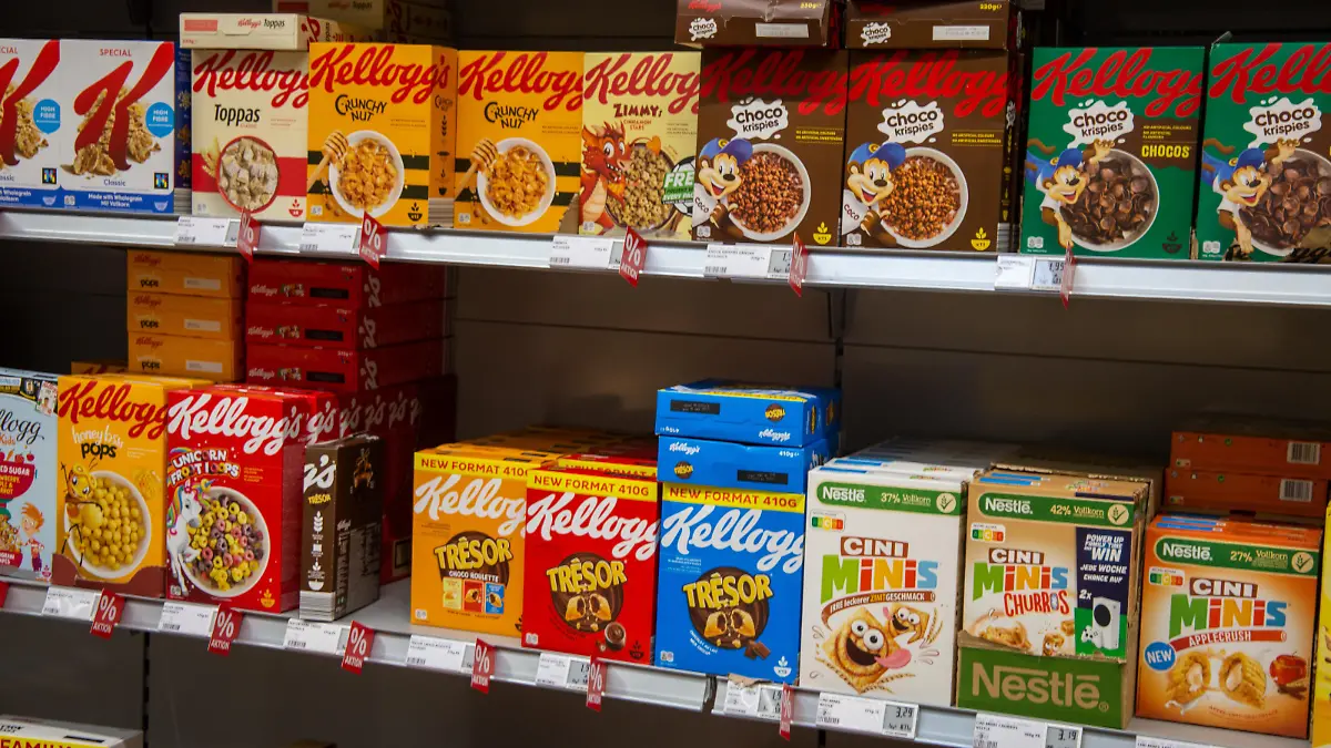 Supermarktregal mit Müsli-Produkten