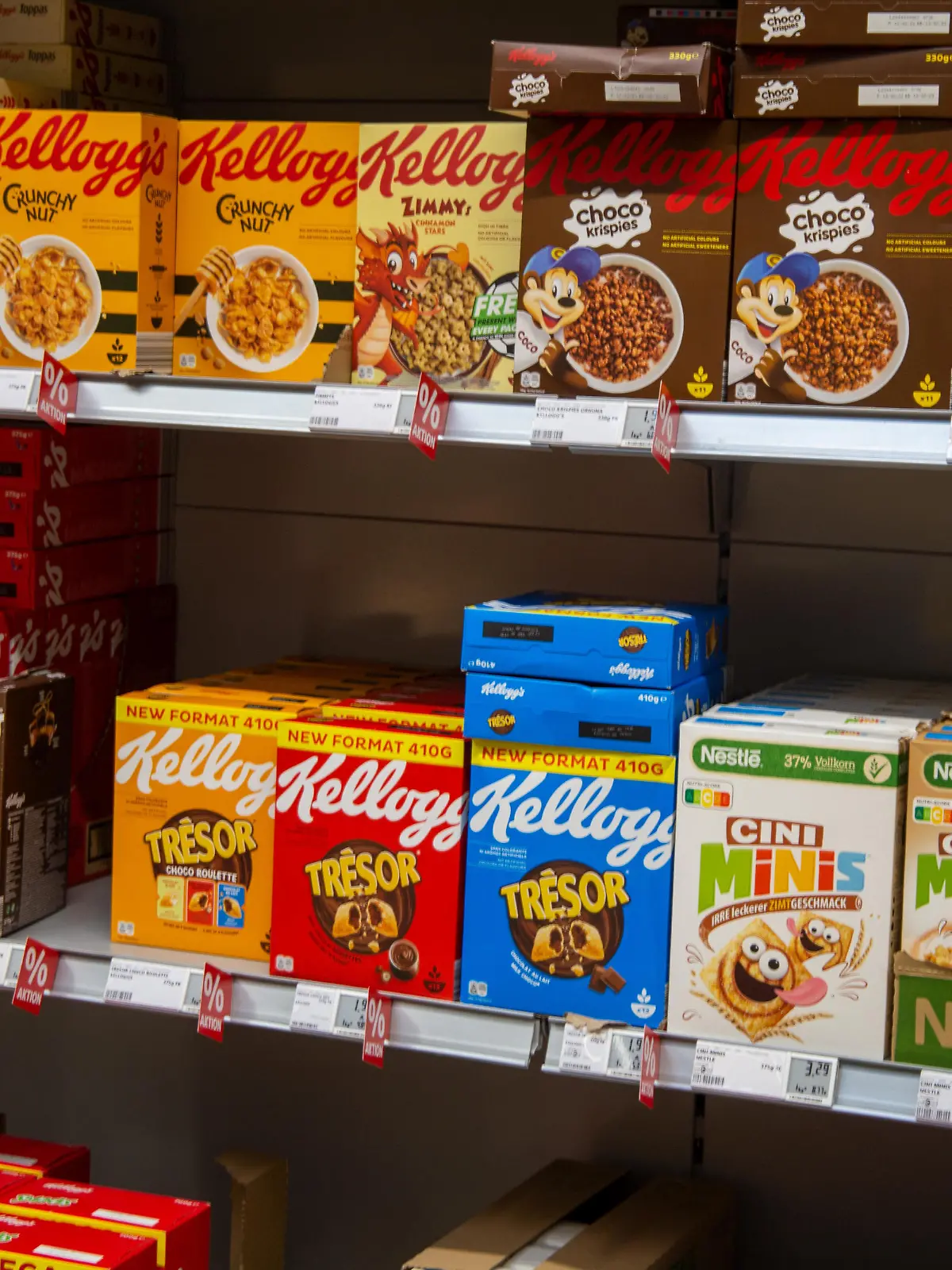 Supermarktregal mit Müsli-Produkten