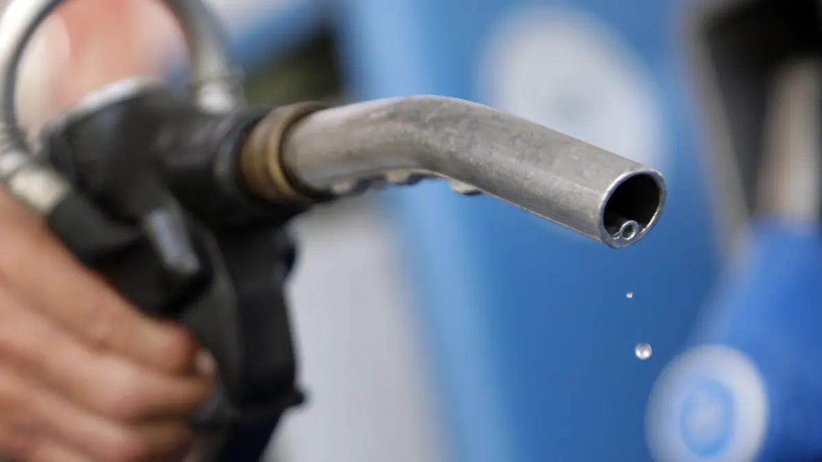 ARCHIV - ILLUSTRATION - - Ein Mann betankt am 02.07.2008 an einer Tankstelle in München (Oberbayern) sein Auto. Atemholen an den Ölmärkten: Nach Anflügen von Panik durch die Eskalation der Unruhen in Libyen deutet sich eine Stabilisierung an. USA, EU und auch Saudi-Arabien sind offensichtlich bemüht, die Lage an der Ölpreisfront zu entschärfen. An den heimischen Tankstellen kletterten die Preise für Benzin und Diesel aber weiter. Foto: Andreas Gebert dpa (zu dpa 1427 vom 25.02.2011) +++(c) dpa - Bildfunk+++