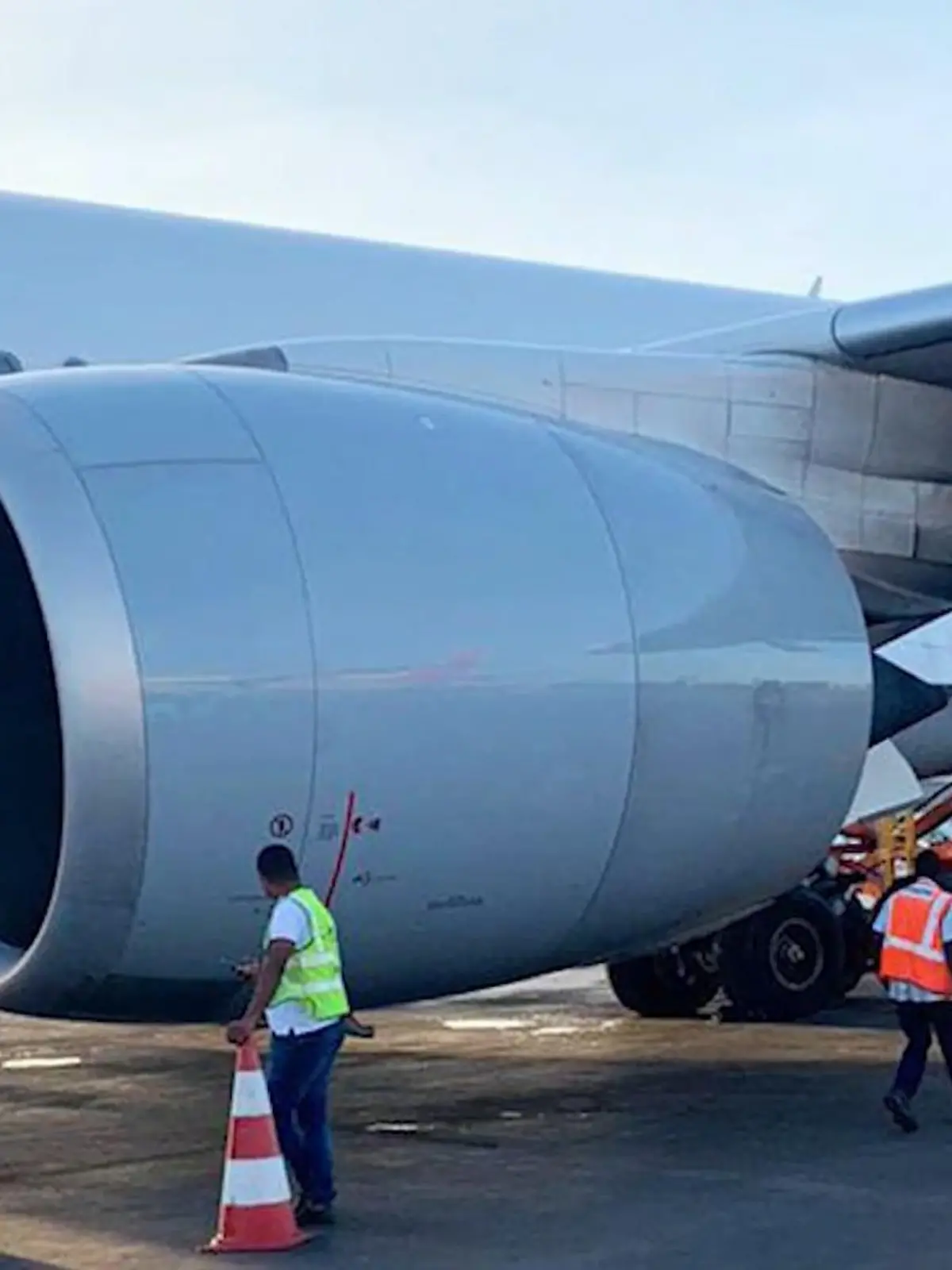 Ein Linienflug von Kapstadt nach München musste nach einem Triebwerksausfall in Angola notlanden. Ein deutscher Augenzeuge berichtet dem stern exklusiv von chaotischen Zuständen.