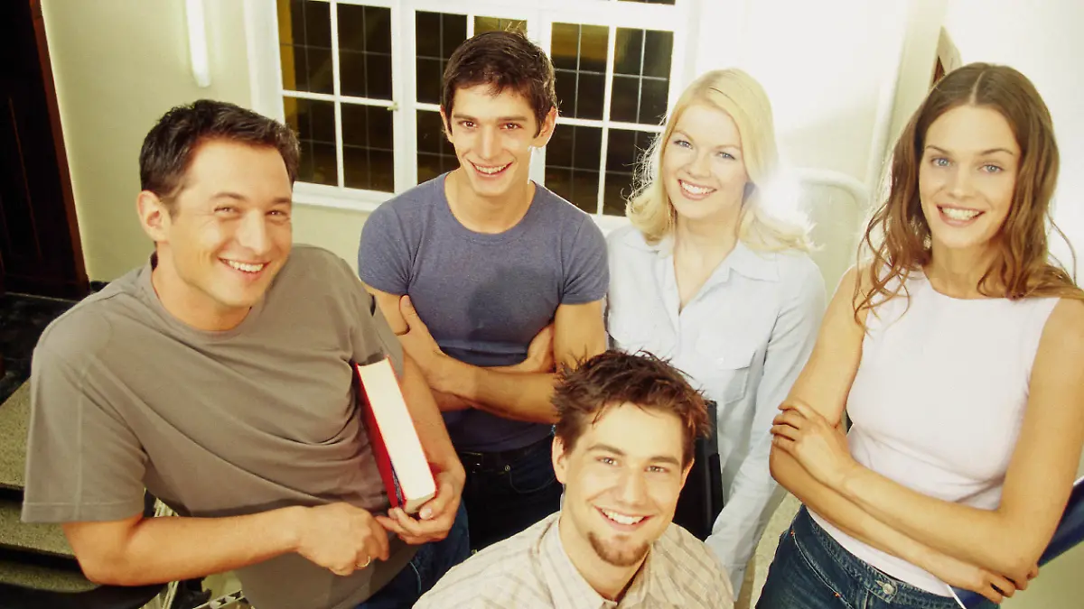 Studenten/Schüler stehen im Treppenhaus.