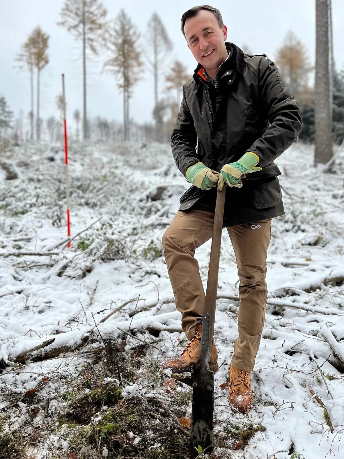 Paul Ziemiak pflanzt Bäume im schneebedeckten Wald von Iserlohn.