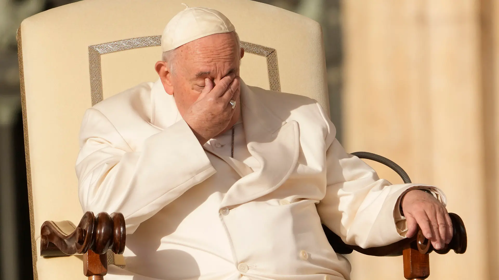 30.11.2022, Vatikan, Vatikanstadt: Papst Franziskus sitzt bei seiner wöchentlichen Generalaudienz auf dem Petersplatz. Foto: Andrew Medichini/AP/dpa +++ dpa-Bildfunk +++