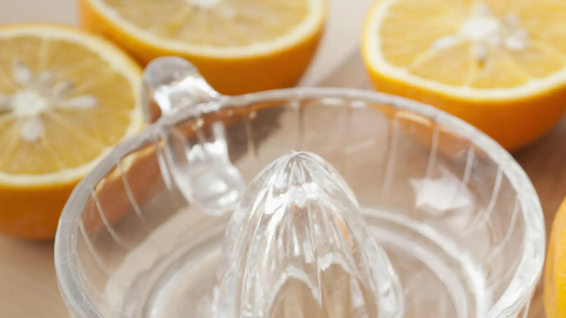 Orangen schneiden auf einem Küchenbrett | Verwendung weltweit, Keine Weitergabe an Wiederverkäufer.
