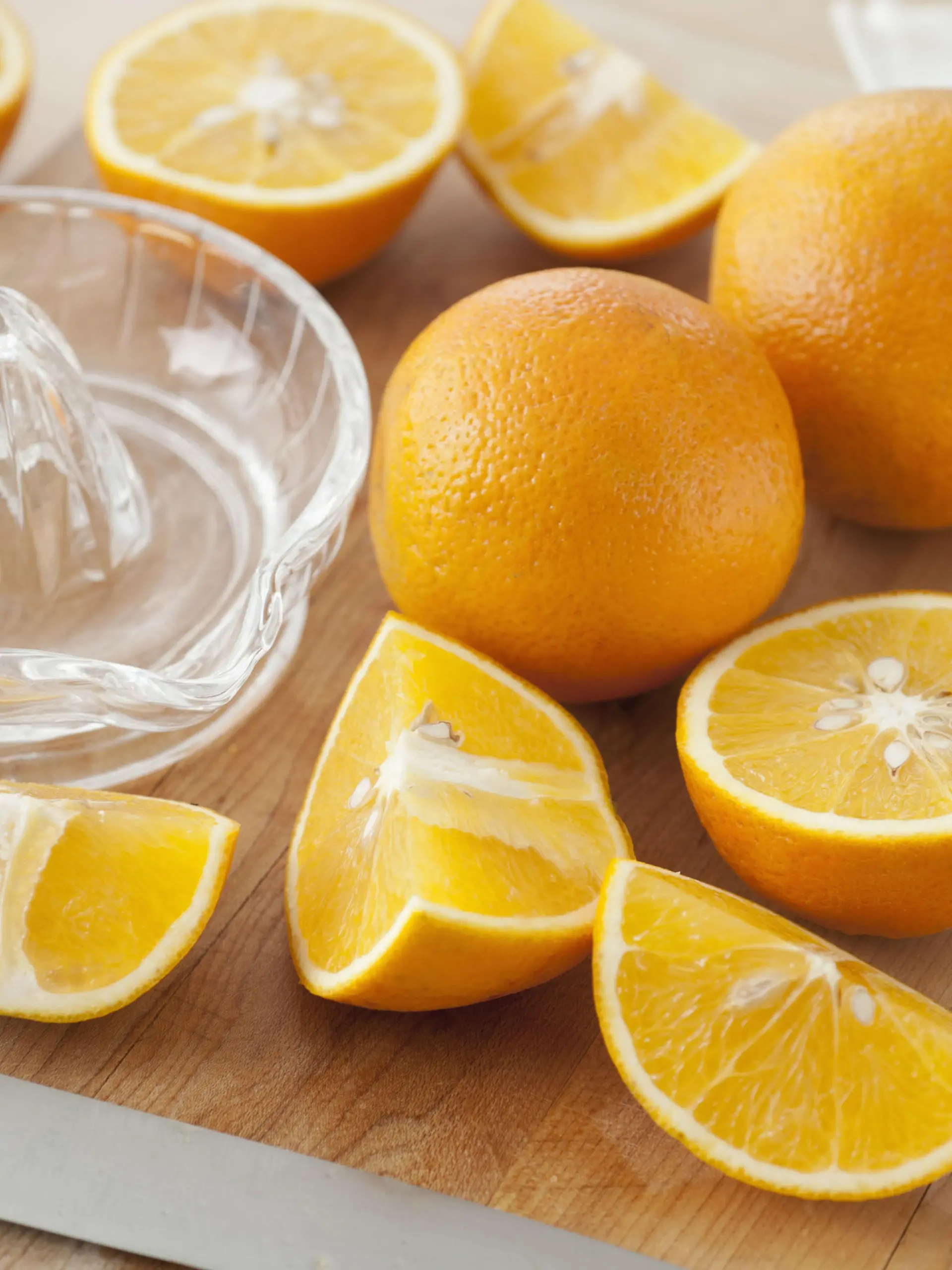 Orangen schneiden auf einem Küchenbrett | Verwendung weltweit, Keine Weitergabe an Wiederverkäufer.