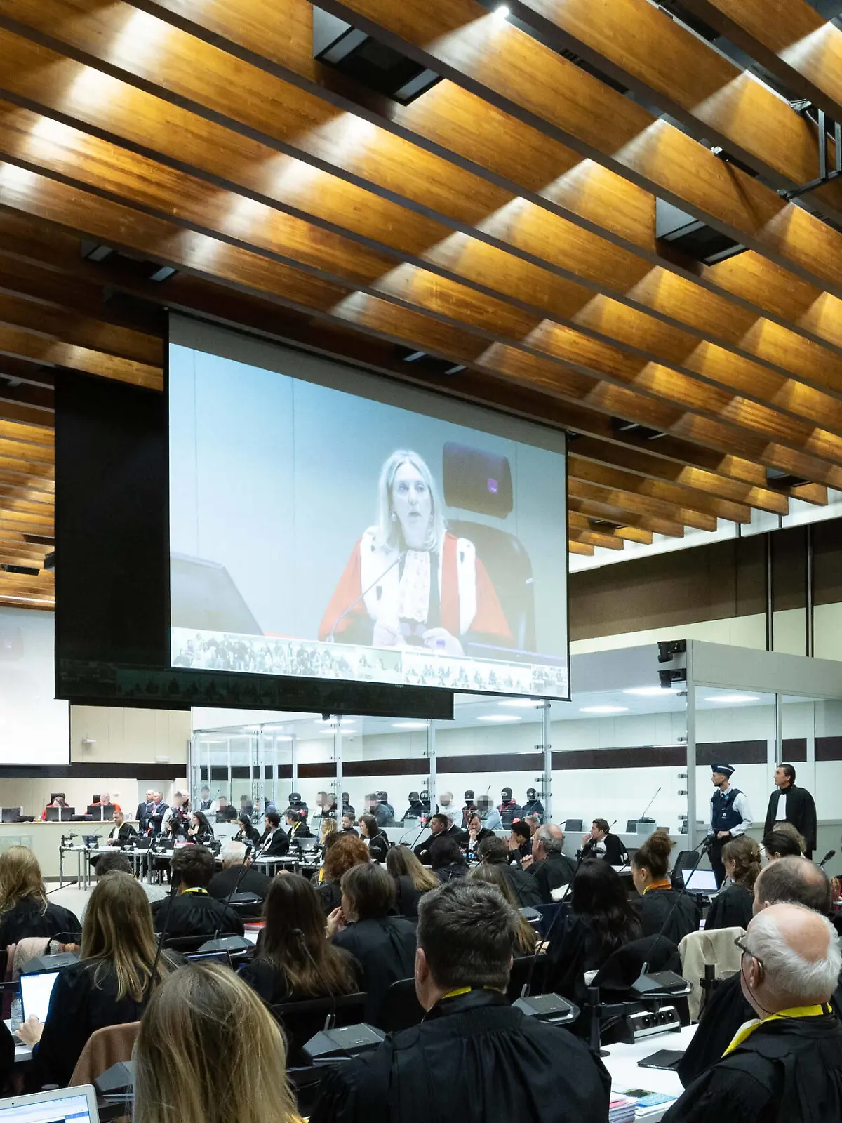 Belgien, Gerichtsprozess zu Terror-Anschlägen in Brüssel The courtroom pictured on the first day of the trial of the attacks of March 22, 2016, at the Brussels-Capital Assizes Court, Monday 05 December 2022 at the Justitia site in Haren, Brussels. On March 22 2016, 32 people were killed and 324 got injured in suicide bombings at Zaventem national airport and Maalbeek/ Maelbeek metro station, which were claimed by ISIL. PUBLICATIONxNOTxINxBELxFRAxNED POOLxBENOITxDOPPAGNE 55112837