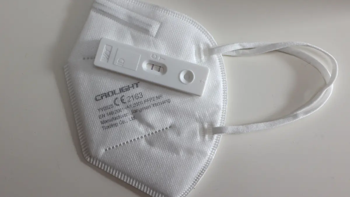 Kommt die Maskenpflicht in Innenraeumen Innenräumen bald zurück zurück Die zahlen steigen deutlich an. Positiv getestet, Corona Schnelltest liegt auf einer FFP2 Maske und zeigt an, dass die getestete Person mit dem Corona Virus infiziert ist Corona Schnelltest, Maskenpflicht am 13.10.2022 in Siegen/Deutschland. *** Comes the mask obligation in Innenraeumen indoor soon back The numbers rise clearly positively tested, Corona quick test lies on a FFP2 mask and indicates that the tested person with the Corona virus is infected Corona quick test, mask obligation on 13 10 2022 in Siegen Germany