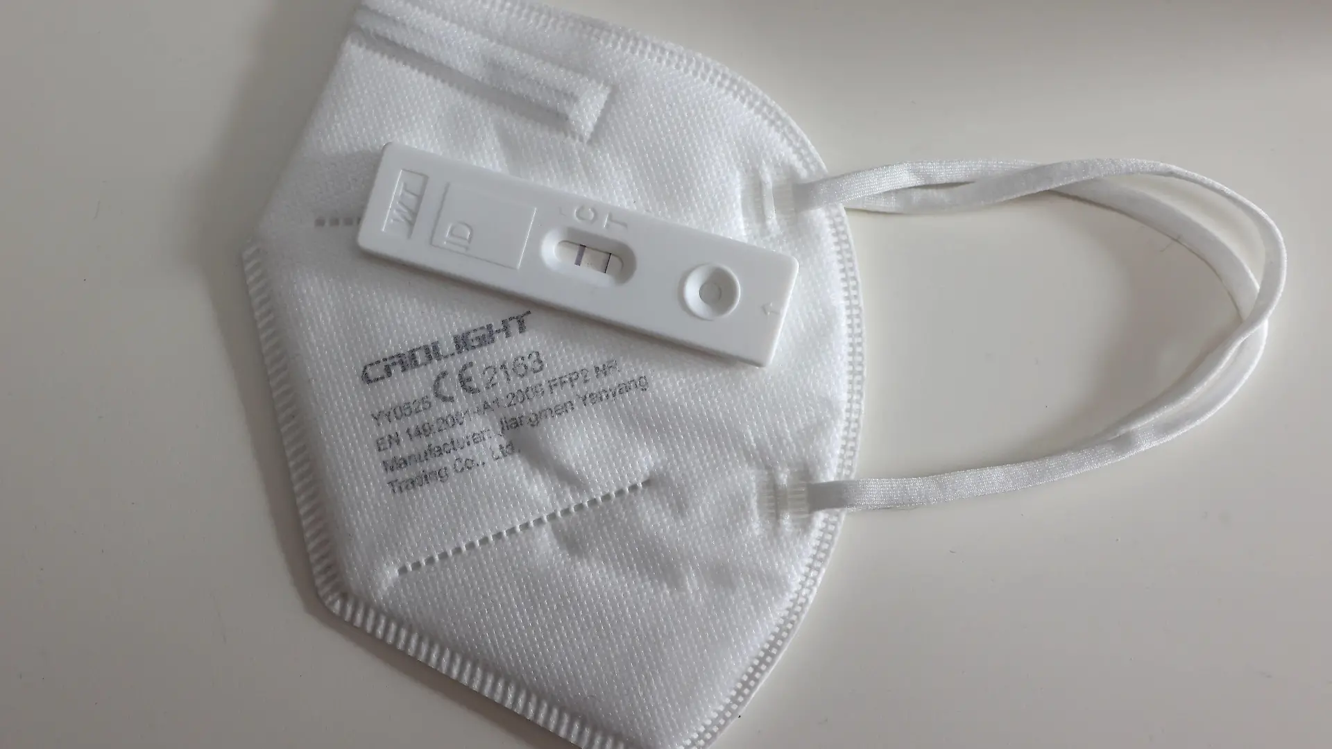 Kommt die Maskenpflicht in Innenraeumen Innenräumen bald zurück zurück Die zahlen steigen deutlich an. Positiv getestet, Corona Schnelltest liegt auf einer FFP2 Maske und zeigt an, dass die getestete Person mit dem Corona Virus infiziert ist Corona Schnelltest, Maskenpflicht am 13.10.2022 in Siegen/Deutschland. *** Comes the mask obligation in Innenraeumen indoor soon back The numbers rise clearly positively tested, Corona quick test lies on a FFP2 mask and indicates that the tested person with the Corona virus is infected Corona quick test, mask obligation on 13 10 2022 in Siegen Germany