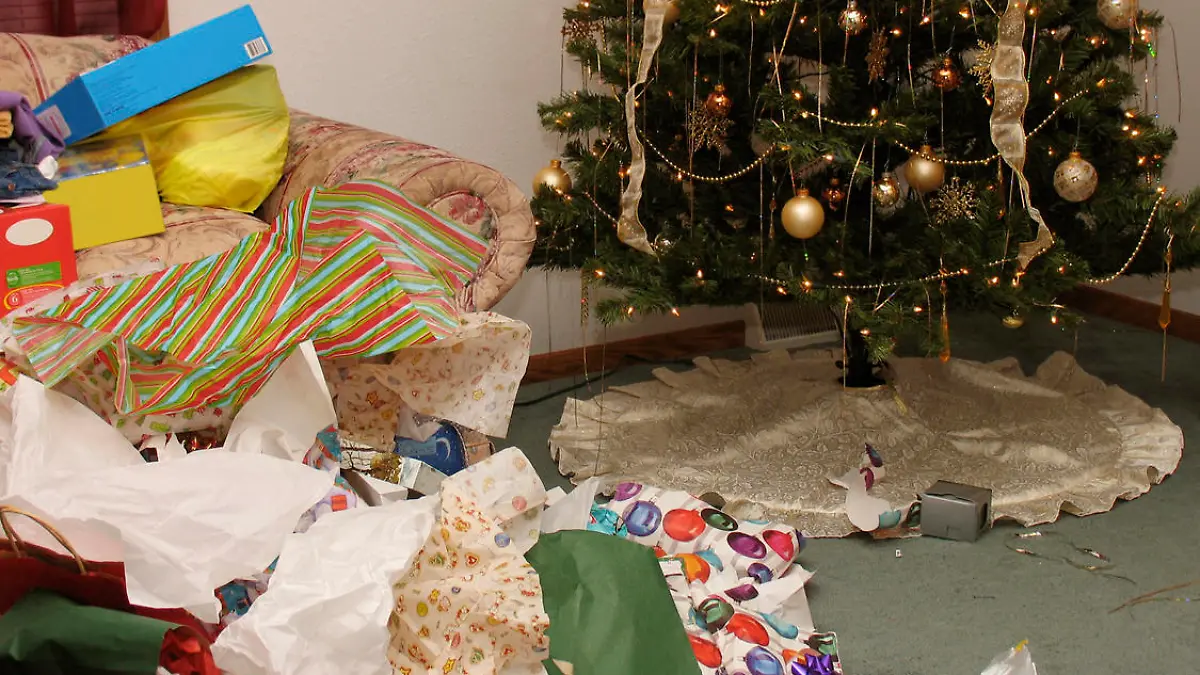 Geschenkpapier-Chaos nach Bescherung an Weihnachten