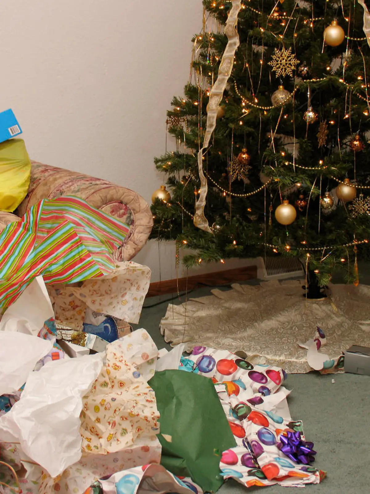 Geschenkpapier-Chaos nach Bescherung an Weihnachten