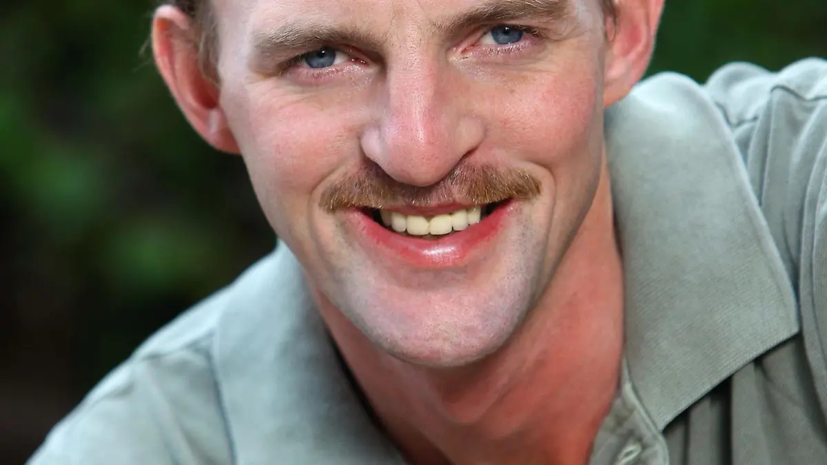Dirk, 35, aus Sachsen: Der liebevolle Lausitzer lebt zusammen mit seinen Eltern und seinem Bruder auf dem Hof, die 16 ha große Pferdezucht bewirtschaftet er aber allein. Mit dem Hof hat Dirk sich einen großen Traum erfüllt: Er hat sein Hobby zum Beruf gemacht!