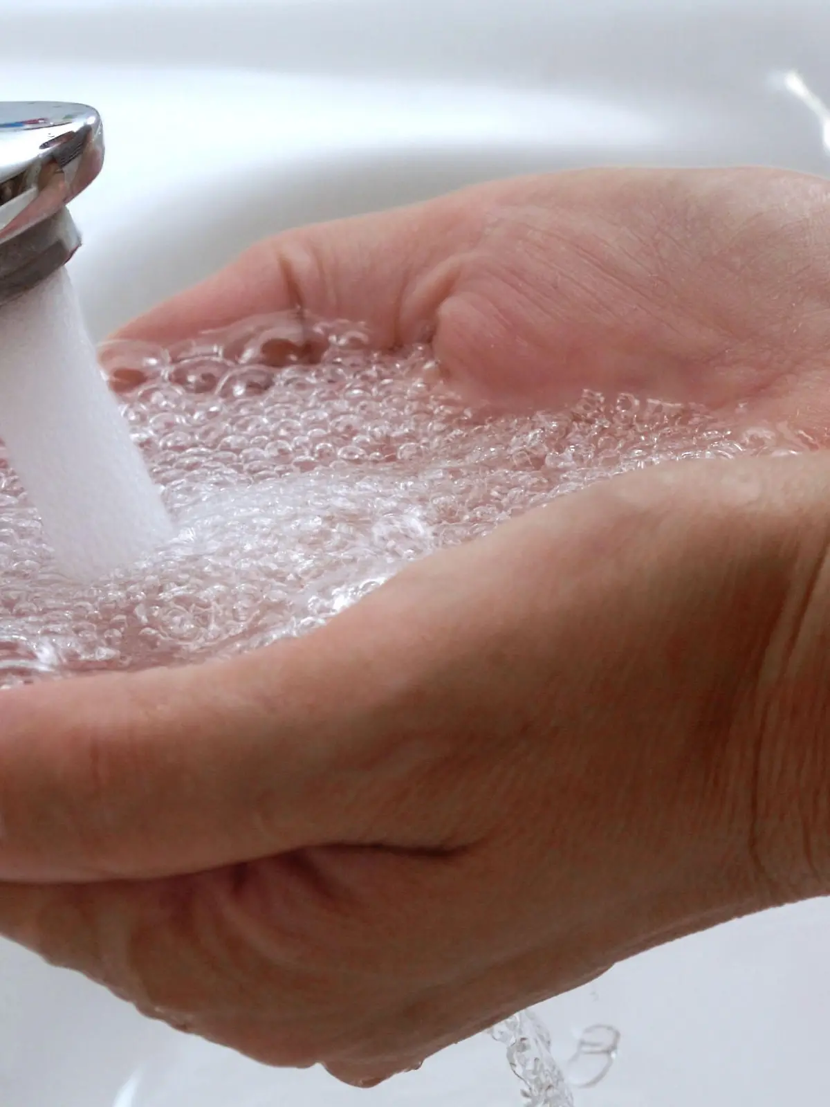 ARCHIV - Hände unter einem aus einem Wasserhahn sprudelnden Wasserstrahl (Archivfoto vom 27.06.2007). Saubere Hände und Abstand zu Mitmenschen sind die besten Mittel zur Vermeidung zahlreicher ansteckender Krankheiten. Darauf wird am Mittwoch (29.04.2009) bei einer Veranstaltung der Berliner Ärztekammer hingewiesen. Am 5. Mai wird der 1. Internationale Tag der Händedesinfektion begangen. Er ist Teil der Kampagne "Saubere Hände" der Weltgesundheitsorganisation WHO. Foto: Hans Wiedl dpa/lbn (zu dpa 0787 vom 29.04.2009) +++(c) dpa - Bildfunk+++