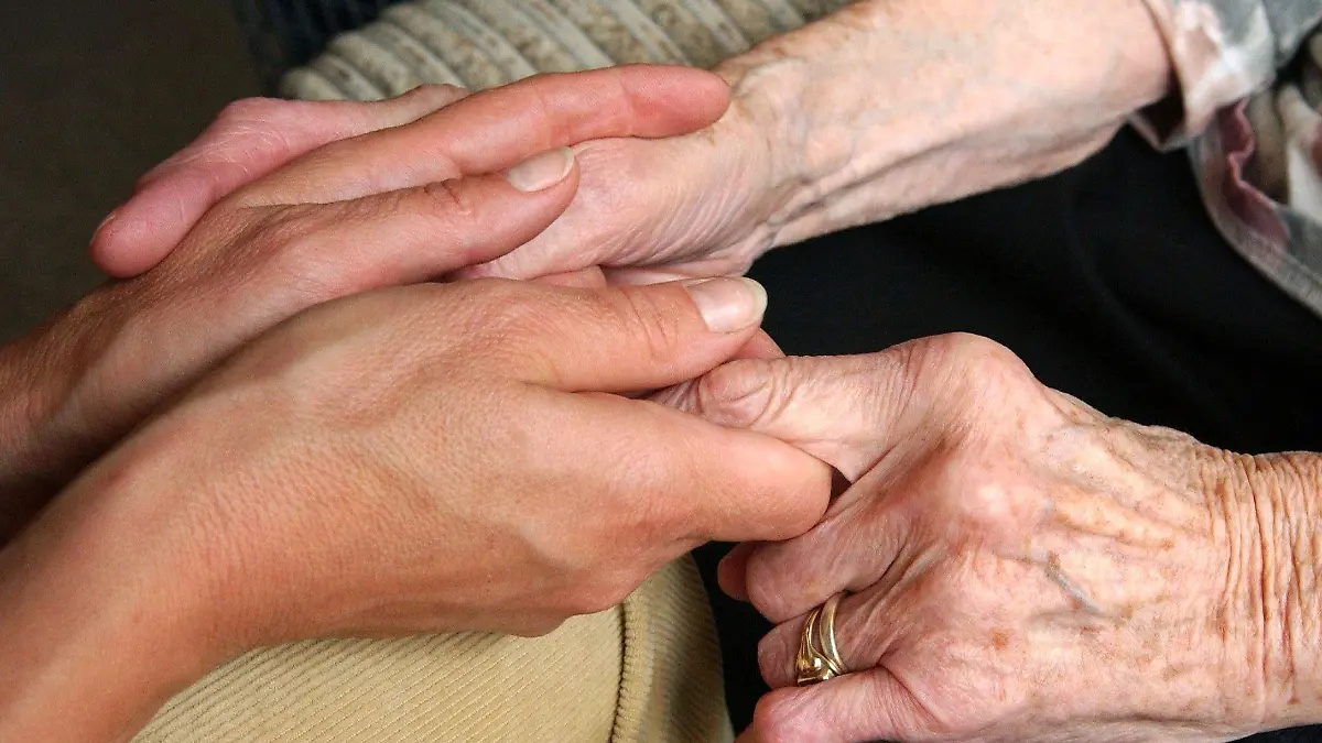 ARCHIV - Die Hände einer Pflegerin halten die Hände einer 91-jährigen Heimbewohnerin in einem Pflegewohnheim in Berlin (Archivfoto vom 27.07.2004). Das Bundeskabinett befasst sich am Mittwoch (17.10.2007) mit der Reform der Pflegeversicherung. Foto: Jens Kalaene dpa +++(c) dpa - Bildfunk+++