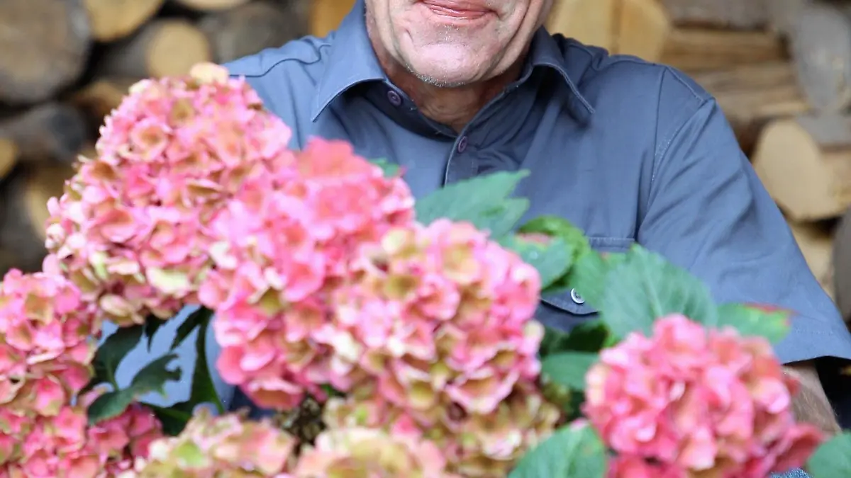 Friedrich, 59, aus Ostfriesland: Der einsame Niedersachse lebt allein auf seinem Hof und kümmert sich täglich um die Feldarbeit, den Haushalt und das Wohl seiner 600 Schweine. Bei so viel Einsatz blieb die Liebe bisher auf der Strecke, Friedrich hatte noch keine feste Beziehung.