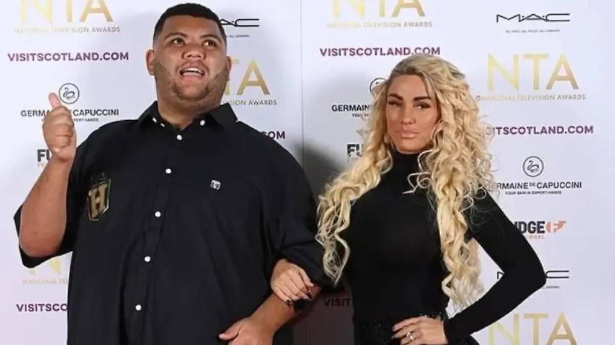 Katie Price und ihr Sohn Harvey besuchen gemeinsam eine Veranstaltung.