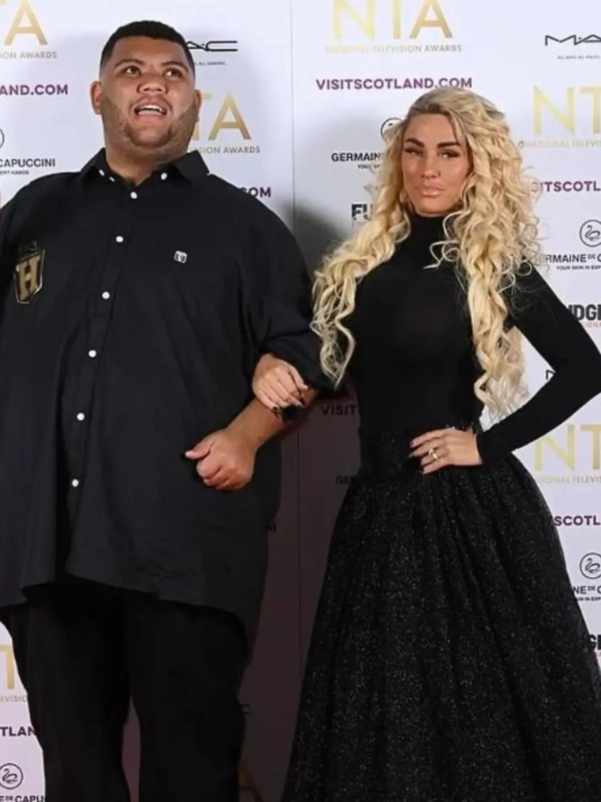 Katie Price und ihr Sohn Harvey besuchen gemeinsam eine Veranstaltung.