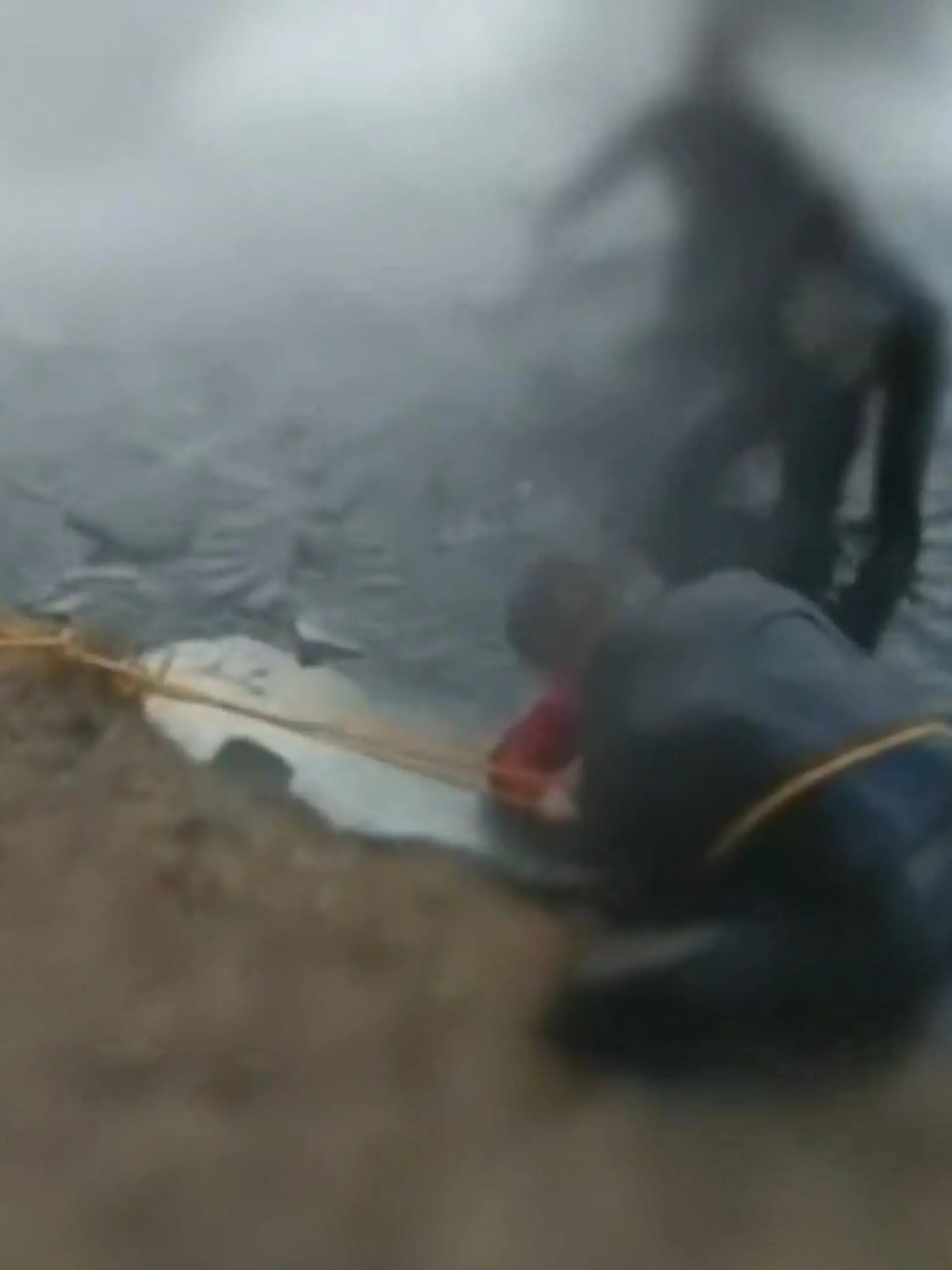 Sein Ball fliegt auf einen zugefrorenen See, der Junge will ihn holen, und dann passiert DAS: Ein lauter Knack, und der Junge bricht auf dem Eis ein! Ein absoluter Schockmoment für ihn und die Anwohner in Aurora, USA. Sofort rufen seine Nachbarn die Polizei - der Schrei nach Hilfe landet bei Officer Andrew Sonderlund. Der handelt sofort, und hat eine geniale Idee. Die spektakuläre Rettungsaktion wurde auf seiner Bodycam festgehalten. Und die zeigen wir Ihnen hier im Video.