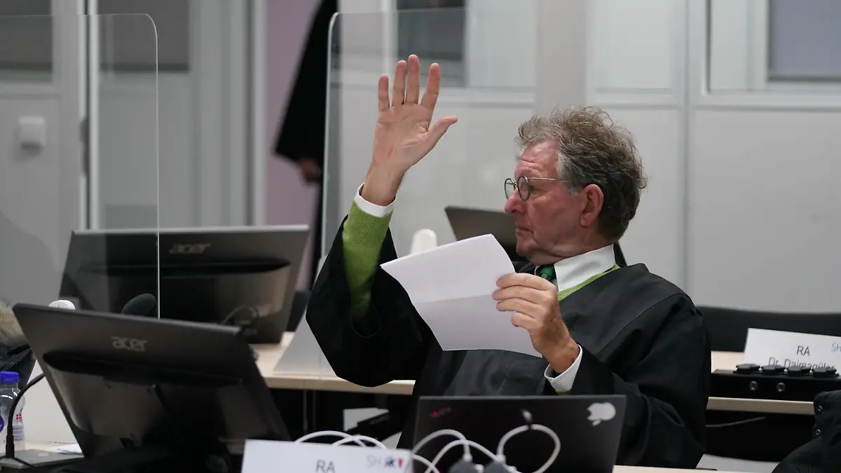05.12.2022, Schleswig-Holstein, Itzehoe: Rechtsanwalt Christoph Rückel, Vertreter der Nebenkläger, bereitet sich im Sitzungssaal auf den Prozesstag vor. Der Prozess gegen die ehemalige KZ-Sekretärin vor dem Landgericht Itzehoe wird mit den Plädoyers der Vertreter der Nebenklage fortgesetzt. Der 97-Jährigen wird Beihilfe zum Mord in über 11.000 Fällen zur Last gelegt. Foto: Marcus Brandt/dpa POOL/dpa +++ dpa-Bildfunk +++
