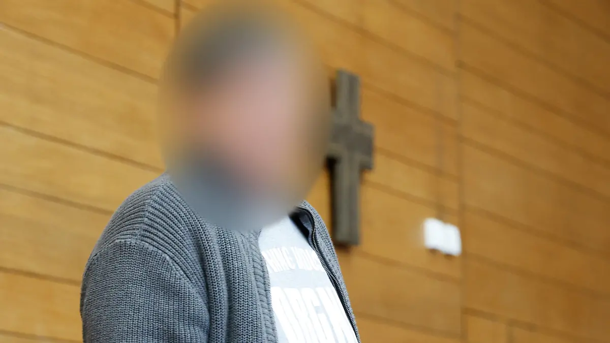 05.12.2022, Bayern, Traunstein: Eine von zwei Angeklagten steht im Saal des Traunsteiner Landgerichts. Die Anklagebehörde wirft Mutter und Tochter vor, sie hätten gemeinsam beschlossen, ihren 75 Jahre alten Vater beziehungsweise Großvater zu töten. Foto: Uwe Lein/dpa - ACHTUNG: Die Angeklagte wurde aus rechtlichen Gründen gepixelt +++ dpa-Bildfunk +++