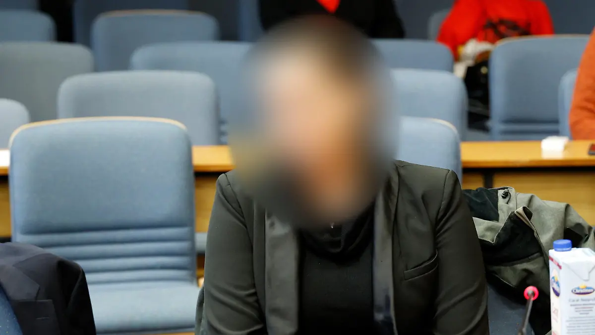 05.12.2022, Bayern, Traunstein: Eine von zwei Angeklagten wartet im Saal des Traunsteiner Landgerichts. Die Anklagebehörde wirft Mutter und Tochter vor, sie hätten gemeinsam beschlossen, ihren 75 Jahre alten Vater beziehungsweise Großvater zu töten. Foto: Uwe Lein/dpa - ACHTUNG: Die Angeklagte wurde aus rechtlichen Gründen gepixelt +++ dpa-Bildfunk +++