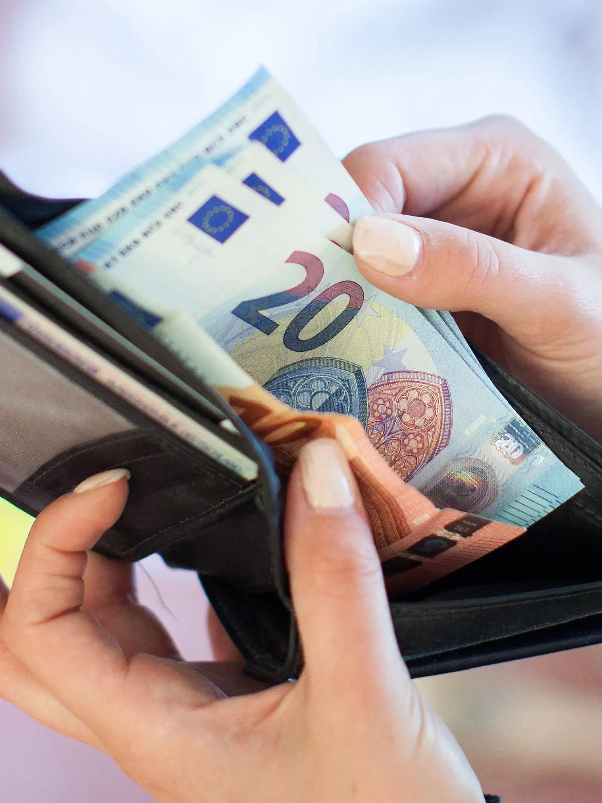ARCHIV - 25.05.2016, Berlin: ILLUSTRATION - Eine Frau nimmt Banknoten aus einem Geldbeutel. Der Vermittlungsausschuss von Bundestag und Bundesrat soll am kommenden Mittwoch einen Kompromiss im Streit um das geplante Bürgergeld finden. Foto: Christin Klose/dpa +++ dpa-Bildfunk +++