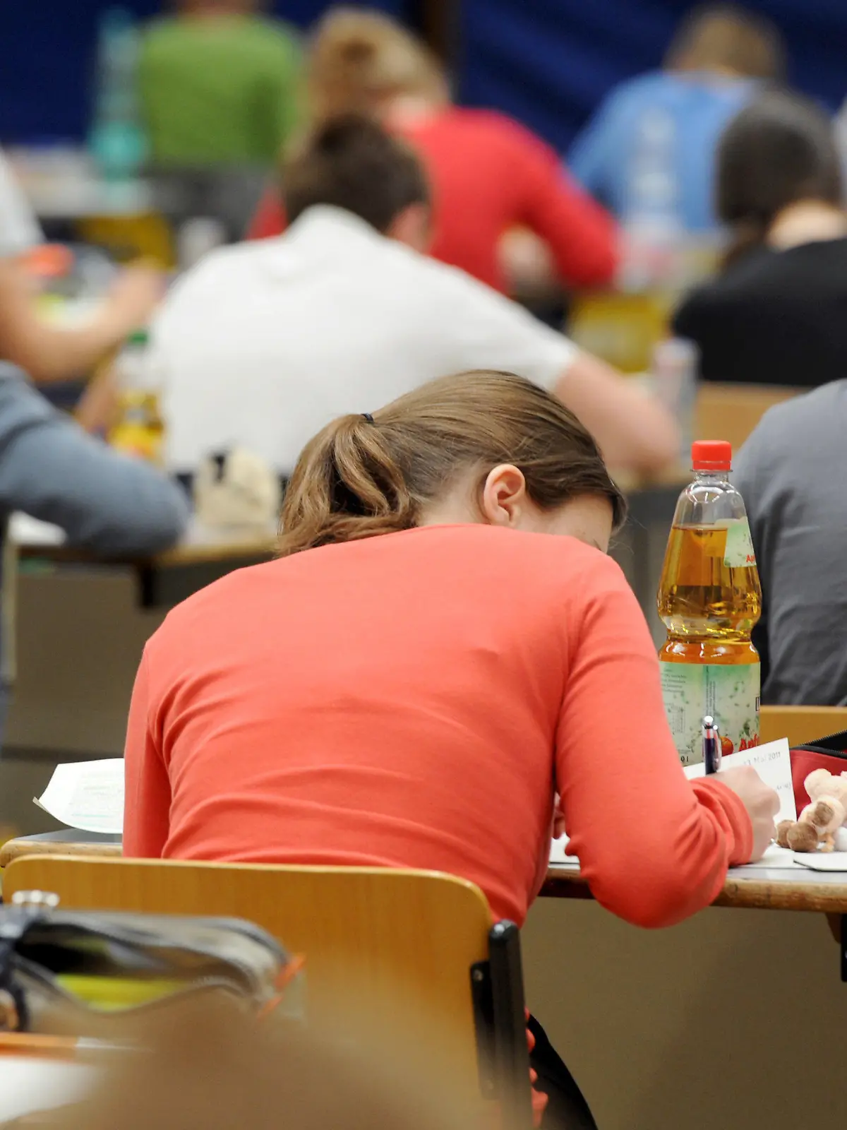 Abiturienten des achtjährigen Gymnasiums (G8) schreiben am Freitag (13.05.2011) in der Turnhalle des Anton-Bruckner-Gymnasiums in Straubing (Niederbayern) die Abiturprüfung in Deutsch. Rund 32 800 Schüler des achtjährigen Gymnasiums (G8) legen in Bayern in diesen Tagen ihre Prüfungen ab. Foto: Armin Weigel dpa/lby  +++(c) dpa - Bildfunk+++