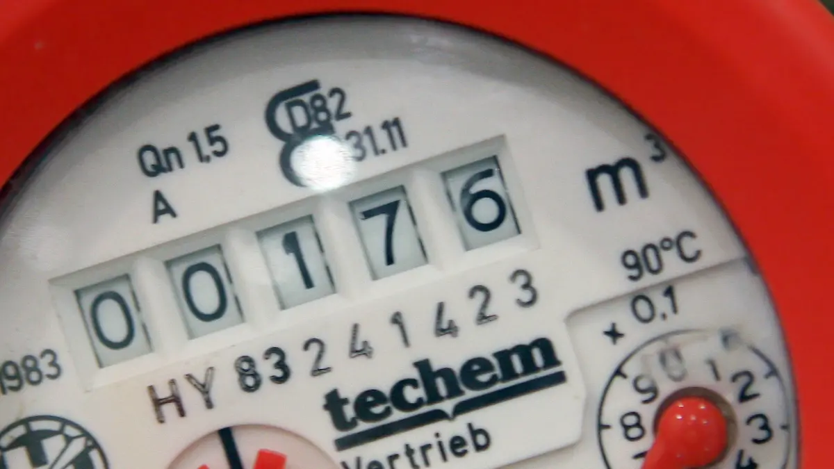 ARCHIV - Ein Wasserverbrauchszähler, fotografiert in Frankfurt am Main (Archivfoto vom 23.10.2006). Der Bundesgerichtshof in Karlsruhe verhandelt am Mittwoch (12.03.2008)über einen Mietstreit über Nebenkosten, in dem sich Mieter dagegen wehren, dass der Kaltwasserverbrauch nach Wohnfläche abgerechnet wird, obwohl ein Wasserzähler vorhanden ist. Foto: Boris Roessler dpa/lhe +++(c) dpa - Bildfunk+++