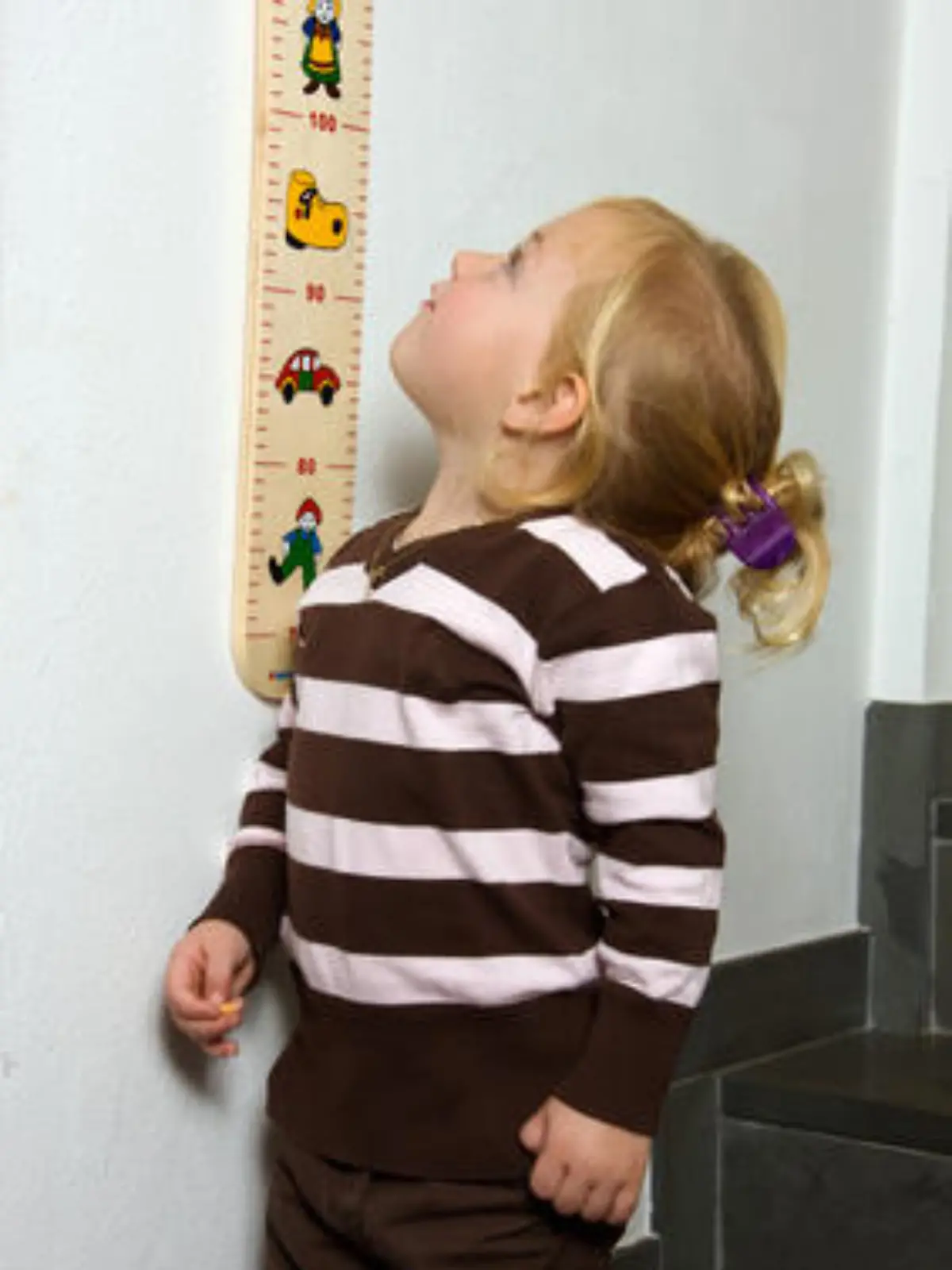 Körpergröße eines kleinen Mädchens wird gemessen