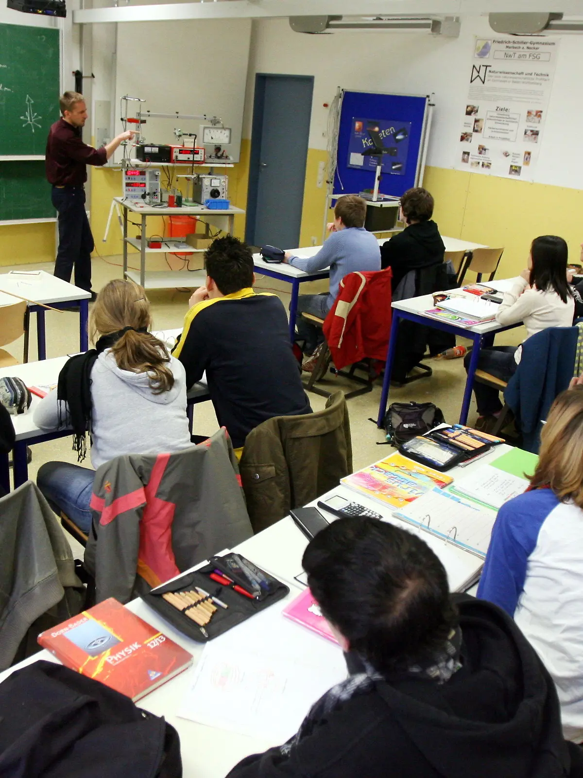 ARCHIV - Der Physiklehrer Andreas Kirmser vom Friedrich-Schiller-Gymnasium in Marbach an Neckar führt in einer 13. Klasse einen Versuchsaufbau zum Thema Elektrizität vor (Archivbild vom 13.12.2007). Viele Schulabgänger in Baden-Württemberg scheitern beim Übergang in die berufliche Bildung. Der vom Kultusministerium eingesetzte Expertenrat «Herkunft und Bildung» sieht darin eine der größten Herausforderungen für die Landespolitik. Foto: Bernd Weißbrod dpa/lsw (zu lsw-Thema des Tages «Übergang in berufliche Bildung scheitert oft»)  +++(c) dpa - Bildfunk+++