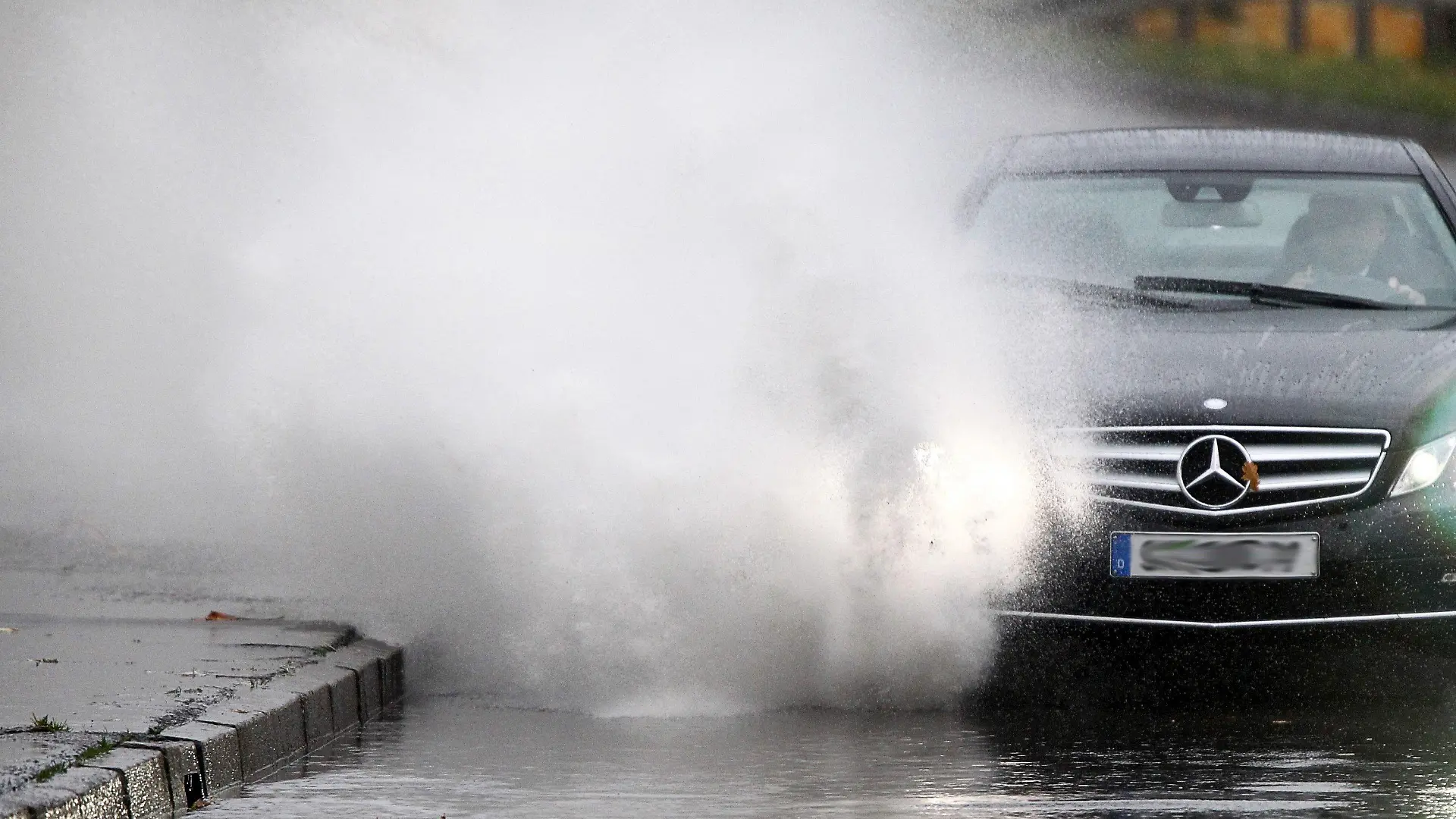 Ein Auto fährt am Mittwoch (03.11.2010) durch eine große Pfütze auf einer Schnellstraße in Schwerin. Nach starkem Regen stehen die Straßen in der Landeshauptstadt teilweise unter Wasser. Foto: Jens Büttner dpa/lmv/lno +++(c) dpa - Bildfunk+++