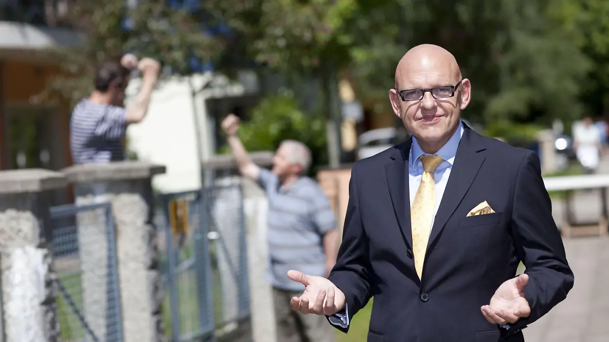 Rechtsanwalt und Mediator Franz Obst (53) ist in ganz Deutschland unterwegs, um den tieferen Ursachen von Nachbarschaftstreits auf den Grund gehen. Er versucht dabei Verständnis füreinander zu wecken und so die einzelnen Streitpunkte Schritt für Schritt aus der Welt zu schaffen.