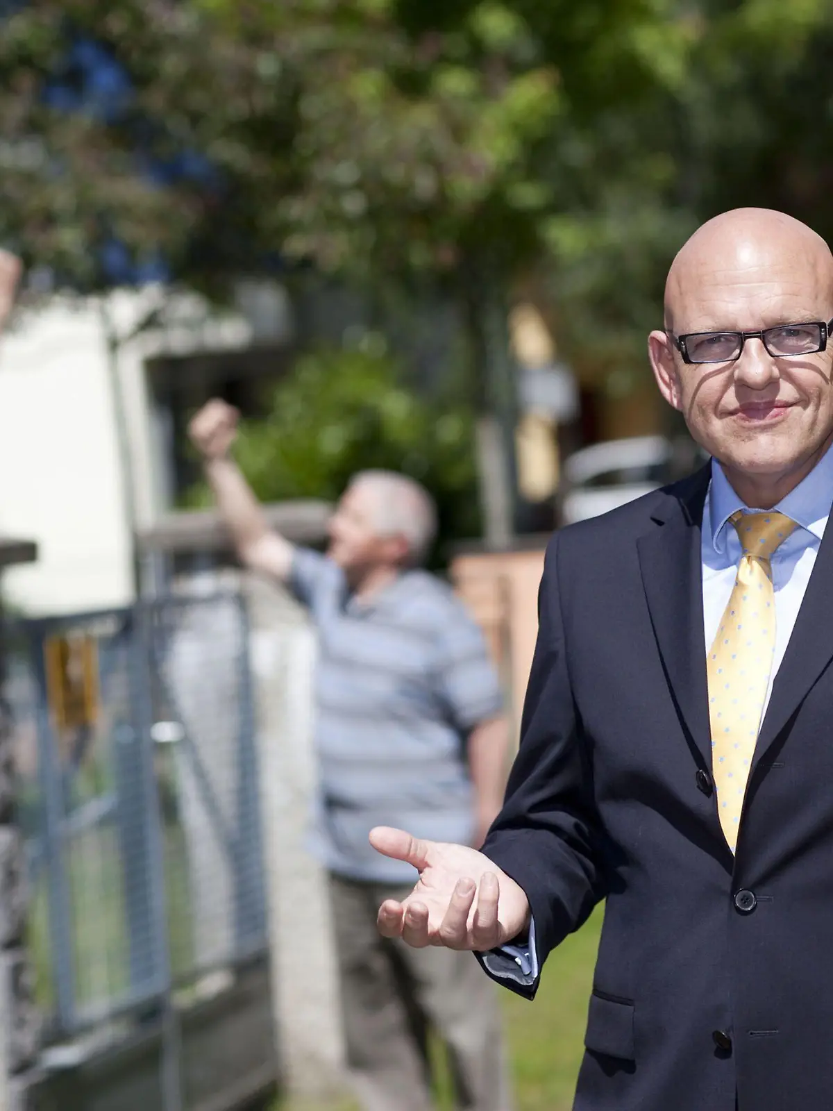 Rechtsanwalt und Mediator Franz Obst (53) ist in ganz Deutschland unterwegs, um den tieferen Ursachen von Nachbarschaftstreits auf den Grund gehen. Er versucht dabei Verständnis füreinander zu wecken und so die einzelnen Streitpunkte Schritt für Schritt aus der Welt zu schaffen.