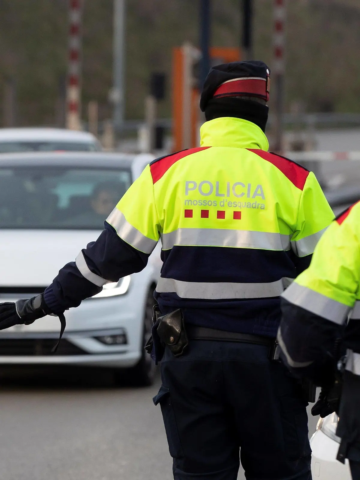  Catalan Mossos d Esquadra police officers stop a car in a check point in La Roca del Valles, in Barcelona, Catalonia, Spain, 07 January 2020. Catalan authorities set up some 258 check points in the region since last midnight to assure that the new restrictions, imposed by regional authorities, are observed amid rising COVID-19 cases after Christmas festivities. Police controls as new restrictions are imposed in Catalonia amid rising COVID-19 cases after Christmas festivities ACHTUNG: NUR REDAKTIONELLE NUTZUNG PUBLICATIONxINxGERxSUIxAUTxONLY Copyright: xAlejandroxGarcax GRAFCAT6727 20210107-637456150211914540