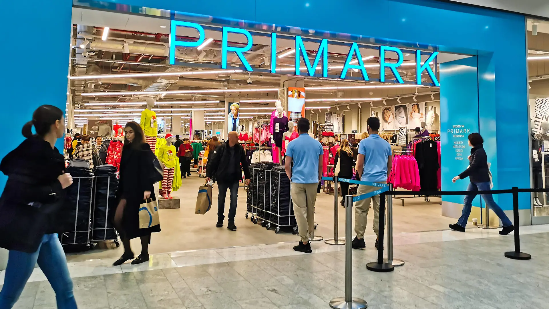 Business In Poland Ahead Of Black Friday A recently opened Primark store in Bonarka shopping center in Krakow, Poland on November 15, 2022. Krakow Poland PUBLICATIONxNOTxINxFRA Copyright: xBeataxZawrzelx originalFilename: zawrzel-business221115_npEG5.jpg