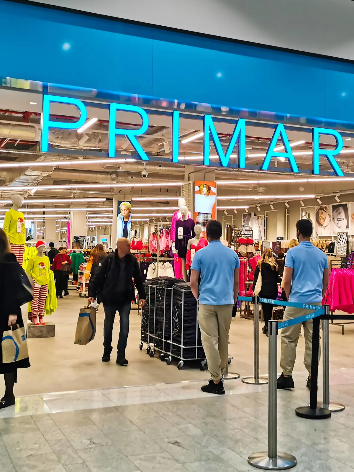  Business In Poland Ahead Of Black Friday A recently opened Primark store in Bonarka shopping center in Krakow, Poland on November 15, 2022. Krakow Poland PUBLICATIONxNOTxINxFRA Copyright: xBeataxZawrzelx originalFilename: zawrzel-business221115_npEG5.jpg