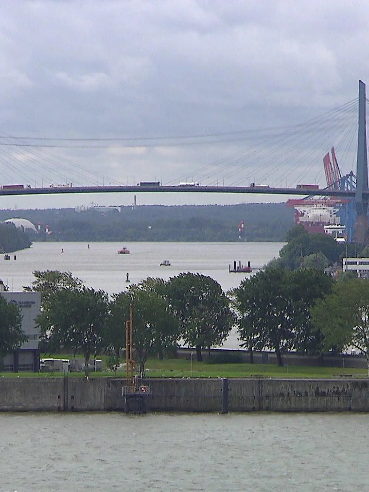 Mit 3.618 Metern ist die Köhlbrandbrücke die zweitlängste Straßenbrücke Deutschlands.