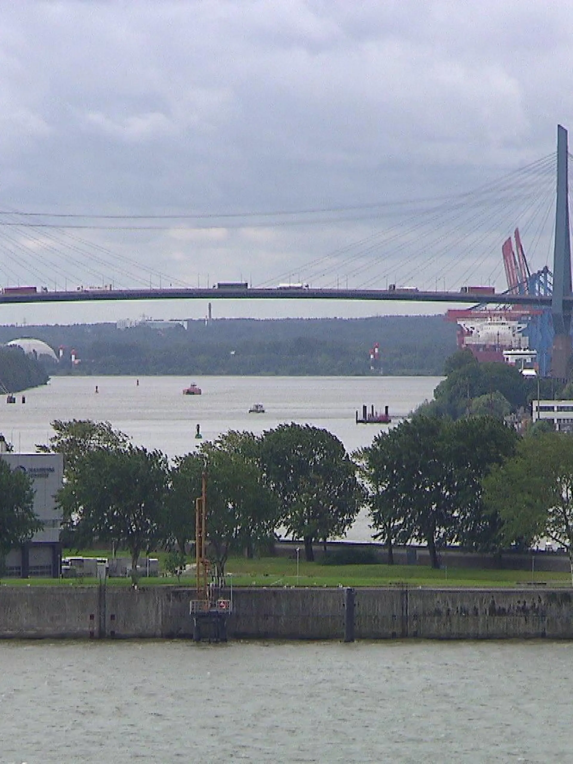 Mit 3.618 Metern ist die Köhlbrandbrücke die zweitlängste Straßenbrücke Deutschlands.