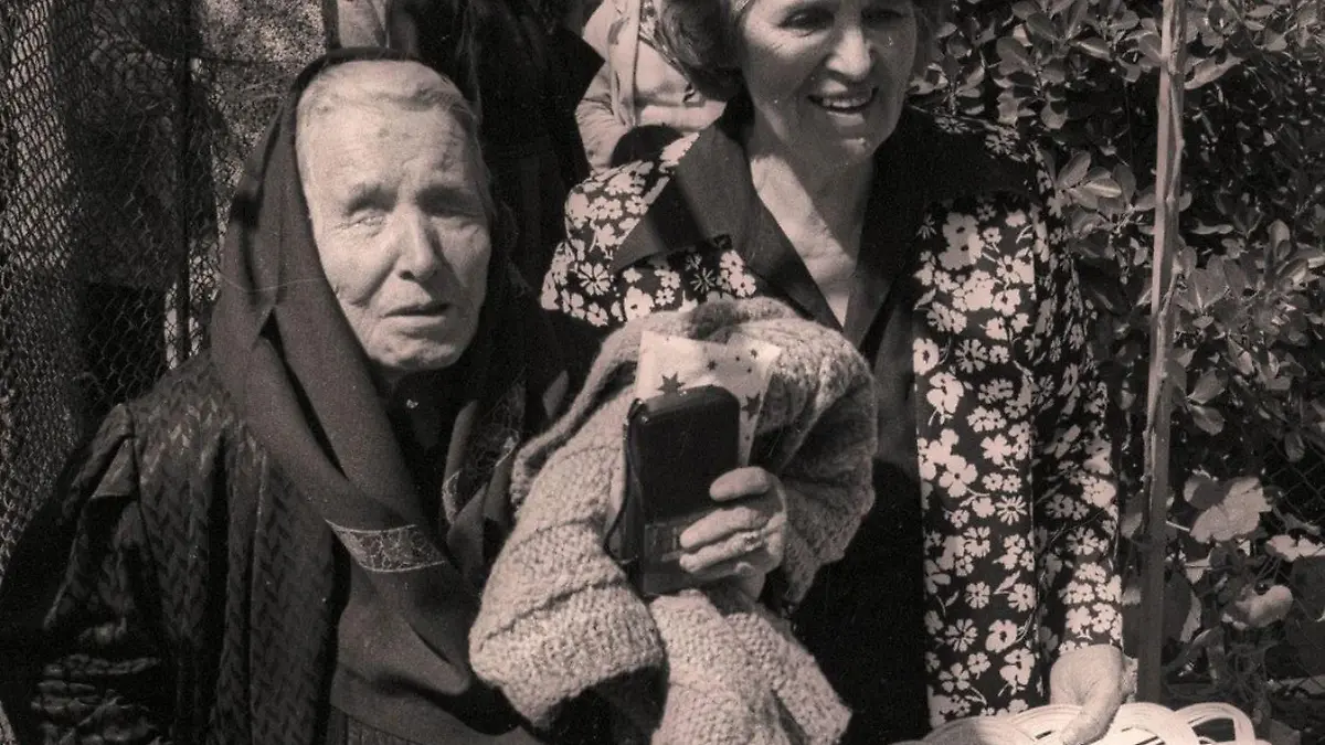 epa05060105 A photograph made available on 08 December 2015 abd dated 1994 showing Bulgarian clairvoyante Baba Wanga (L), (1911 - 1996) at her home in the Rupite, the town of Petrich, Bulgaria. Media reports on 08 December 2015 state that Baba Wanga who died twenty years ago and is claimed to have predicted the 2004 tsunami and the 9/11 attacks on Twin Towers in New York warned of an invasion of Europe by Islamic State (IS) in 2016. EPA/VIKTOR GILOTAY BLACK AND WHITE ONLY ++