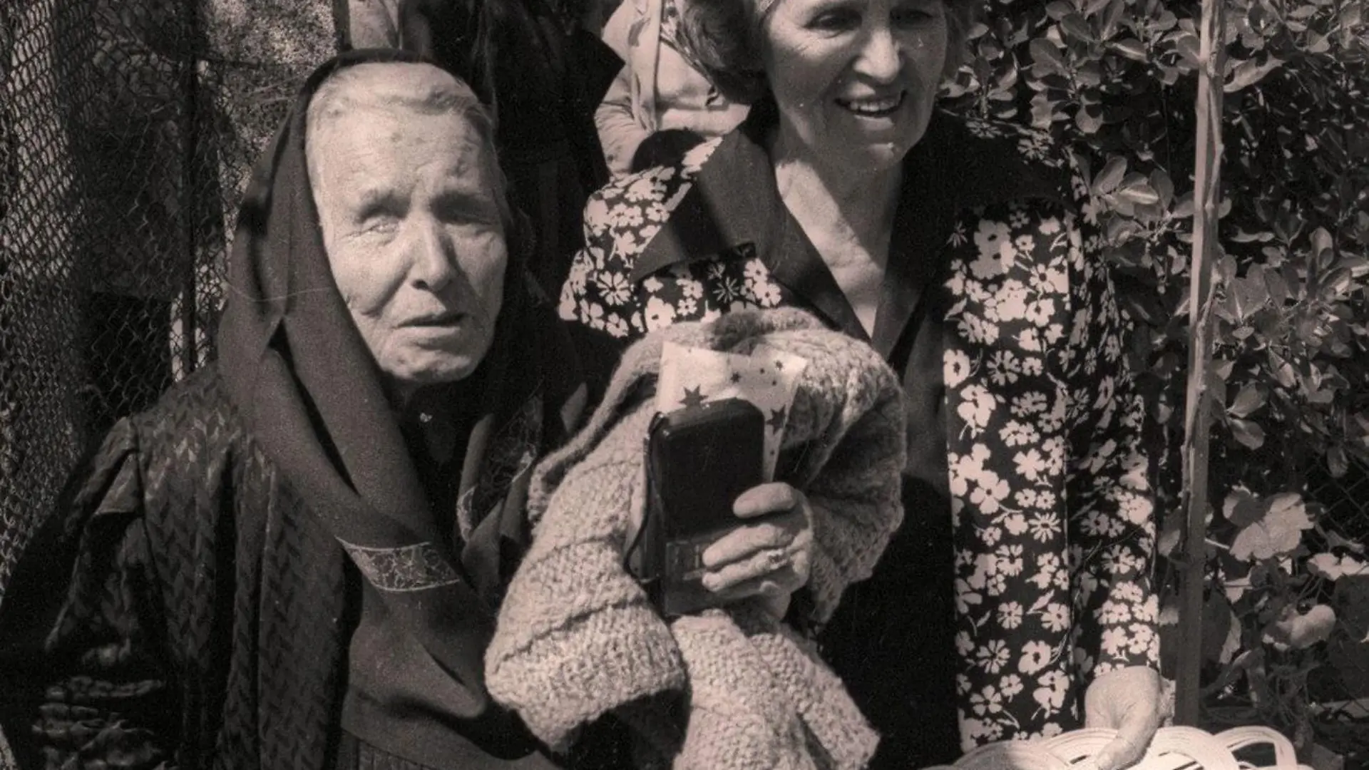 epa05060105 A photograph made available on 08 December 2015 abd dated 1994 showing Bulgarian clairvoyante Baba Wanga (L), (1911 - 1996) at her home in the Rupite, the town of Petrich, Bulgaria. Media reports on 08 December 2015 state that Baba Wanga who died twenty years ago and is claimed to have predicted the 2004 tsunami and the 9/11 attacks on Twin Towers in New York warned of an invasion of Europe by Islamic State (IS) in 2016. EPA/VIKTOR GILOTAY BLACK AND WHITE ONLY ++