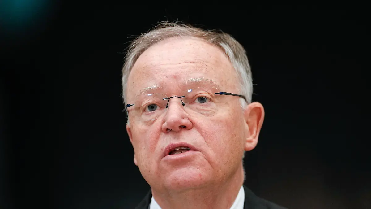 Sondersitzung des Deutschen Bundesrat Aktuell, 14.11.2022, Berlin, Ministerpraesident Stephan Weil SPD von Niedersachsen im Portrait bei Ankunft im Bundesratsgebaeude im Rahmen der 1027.Sitzung im Bundesrat in Berlin Berlin Berlin *** Special session of the German Bundesrat Current, 14 11 2022, Berlin, Prime Minister Stephan Weil SPD of Lower Saxony in portrait upon arrival at the Bundesrat building during the 1027 session in the Bundesrat in Berlin Berlin