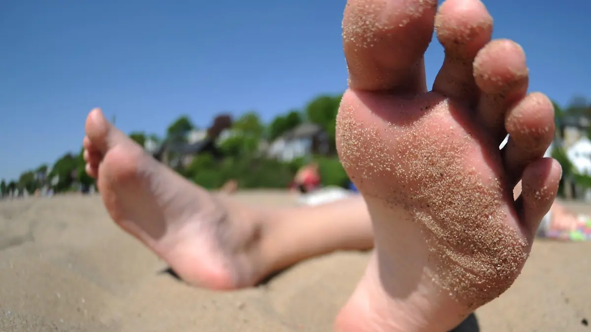 Sonnenanbeter liegen am Sonntag (23.04.2011) in Hamburg am Elbstrand. Der Norden genießt das Osterfest bei strahlend blauem Himmel, gut 20 Grad und einer leichten Frühlingsbrise. Foto: Angelika Warmuth dpa/lno  +++(c) dpa - Bildfunk+++