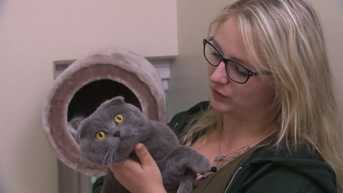 Tierpflegerin Melissa Bremer kümmert sich liebevoll um ihren kleinen Schützling.