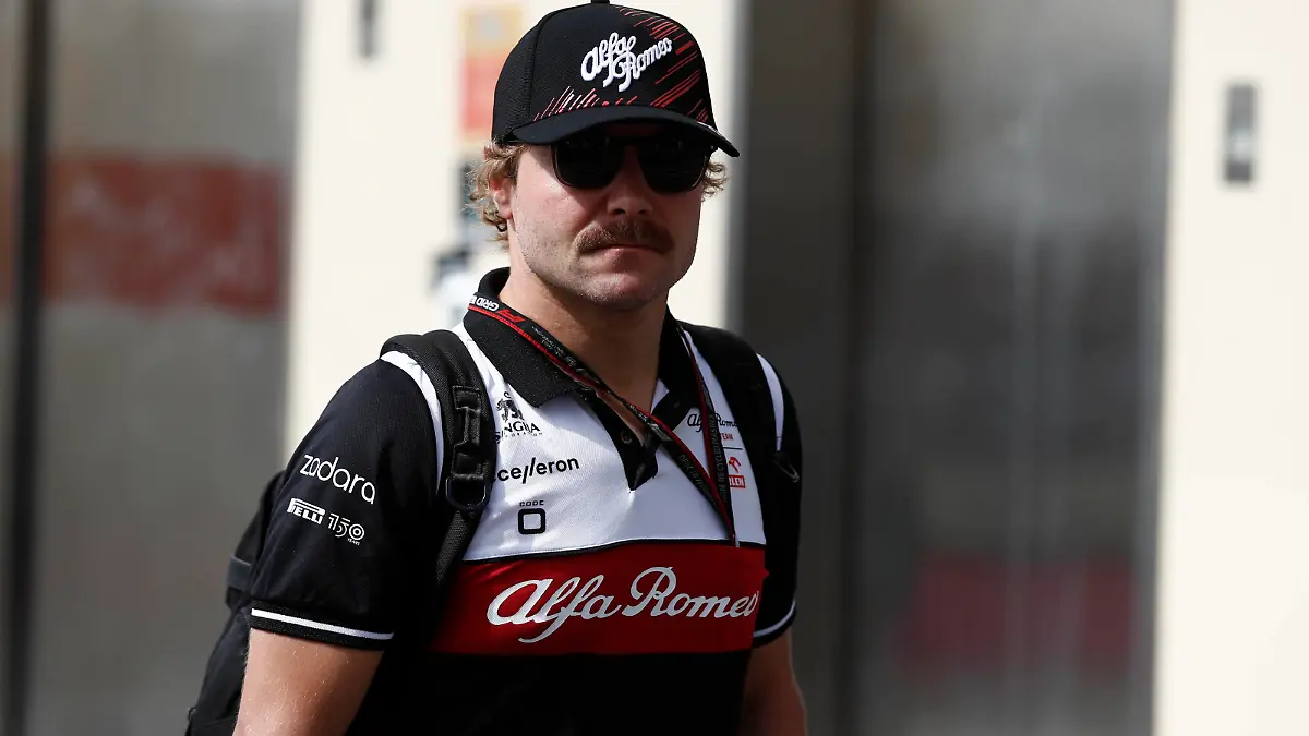 Formula 1 2022: Abu Dhabi GP YAS MARINA CIRCUIT, UNITED ARAB EMIRATES - NOVEMBER 20: Valtteri Bottas, Alfa Romeo F1 Team arrives at track during the Abu Dhabi GP at Yas Marina Circuit on Sunday November 20, 2022 in Abu Dhabi, United Arab Emirates. Photo by Carl Bingham / LAT Images Images PUBLICATIONxINxGERxSUIxAUTxHUNxONLY GP2222_083450_X4I0830
