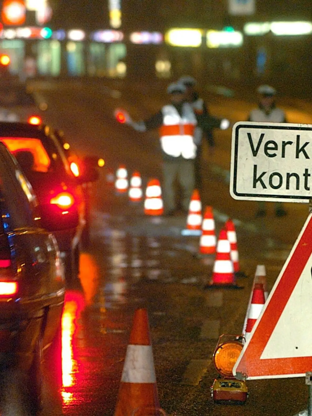 Ein Schild kündigt Freitag Nacht (05.12.2003)in Hamburg eine Verkehrskontrolle an. Im Rahmen einer länderübergreifenden Verkehrskontrolle hat die Polizei in Hamburg in der Nacht zum Sonnabend 3297 Autos überprüft. Wie eine Sprecherin mitteilte, lag der Schwerpunkt der groß angelegten Aktion auf der Kontrolle junger Verkehrsteilnehmer. 26 Fahrer wurden mit Alkohol am Steuer erwischt, außerdem fand die Polizei einige Ecstasypillen sowie 15 Gramm Marihuana. Bei der Aktion waren insgesamt 290 Beamte im Einsatz. Foto: Ulrich Perrey dpa/lno