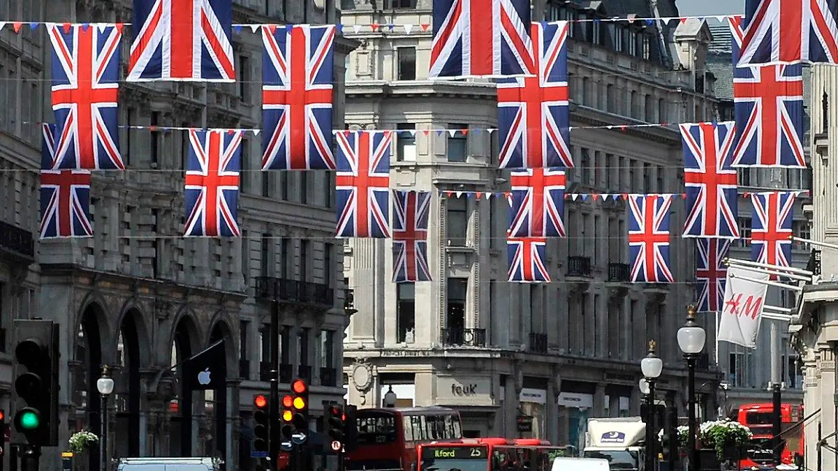 epa02695782 Pedestrians walk beneath Union flags that hang all the way down Regents Street in celebration of the up coming royal wedding in London, Britain, 20 April 2011. With just nine days to go before the big day London is preparing for the royal wedding of Prince William and Kate Middleton at Westminster Abbey on 29 April. EPA/ANDY RAIN +++(c) dpa - Bildfunk+++