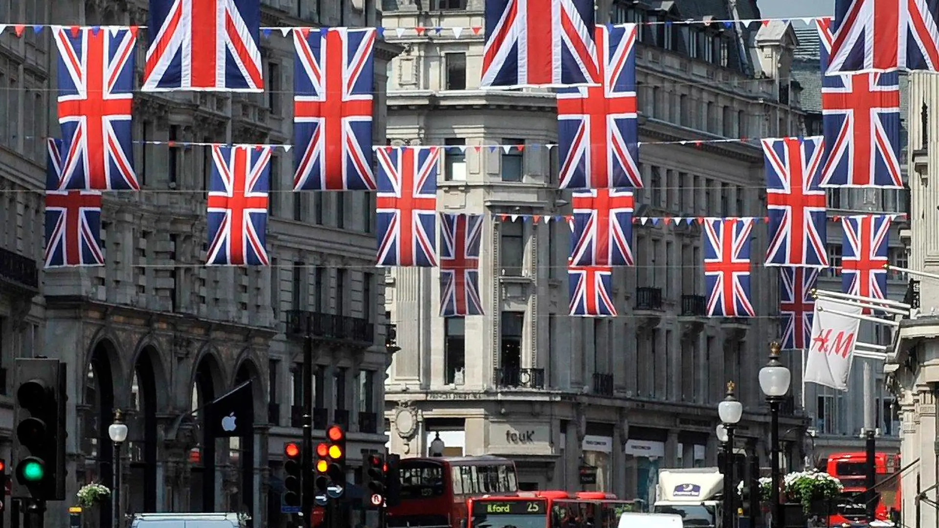epa02695782 Pedestrians walk beneath Union flags that hang all the way down Regents Street in celebration of the up coming royal wedding in London, Britain, 20 April 2011. With just nine days to go before the big day London is preparing for the royal wedding of Prince William and Kate Middleton at Westminster Abbey on 29 April. EPA/ANDY RAIN +++(c) dpa - Bildfunk+++